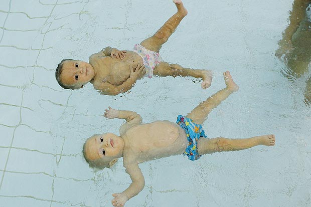 Bayi Kembar 9 Bulan Mampu Berenang Sejauh 25 Meter  